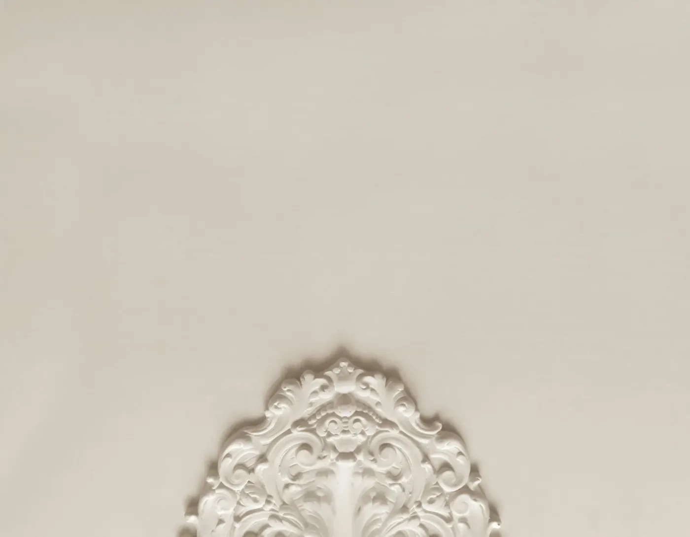 Plafond ouvrag&eacute; de la villa Le Club